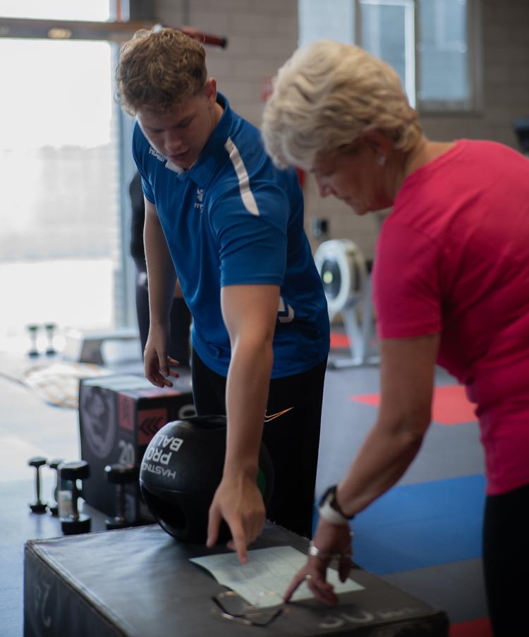 Instructeur Jelte geeft een aanwijzing voor uitvoering van een oefening